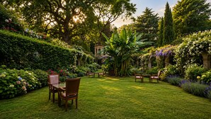 Um jardim bem cuidado com área de estar, vegetação exuberante e uma estrutura central.