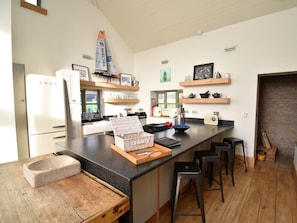 Oven, dishwasher, high chair, cookware/dishes/utensils - 5 Bed in Swanage (oc-dc201) (Worth Matravers)