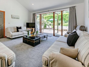 TV - 6 Bed in Bideford (oc-75553) (Buckland Brewer)