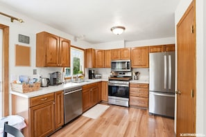 Coffee/tea maker, fridge, microwave, oven - Amazing 4-bedroom house in Anchorage perfect for your next getaway. (Anchorage)