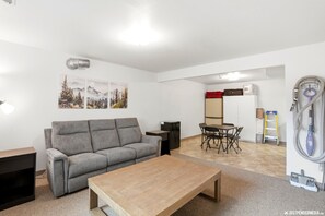 Smart TV, books - Amazing 4-bedroom house in Anchorage perfect for your next getaway. (Anchorage)