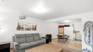 Ein Wohnzimmer mit Sofa, Couchtisch und einem Essbereich mit Stühlen und Tisch.