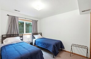 4 bedrooms, iron/ironing board, WiFi (free), bed sheets