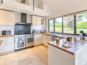 Oven, dishwasher, high chair, cookware/dishes/utensils - 2 Bed in Okehampton (oc-75708) (Sampford Courtenay)