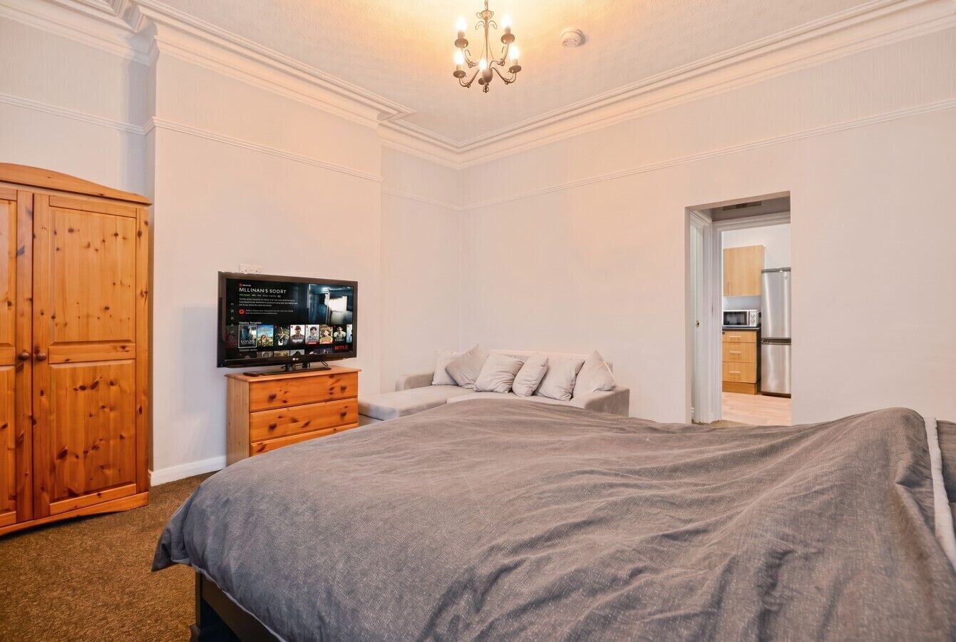 Desk, iron/ironing board, WiFi, bed sheets