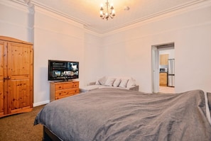 Een bureau, een strijkplank/strijkijzer, wifi, beddengoed