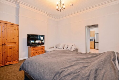 Ground-Floor Studio for 2 · Free Street Parking · Walk to Hopetown