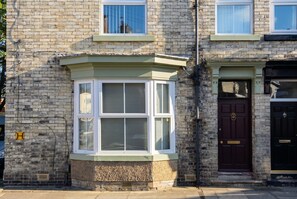 Exterior detail - Ground-Floor Studio for 2 · Free Street Parking · Walk to Hopetown (Darlington)