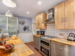 Oven, dishwasher, cookware/dishes/utensils - 3 Bed in Penrith (oc-sz398) (Watermillock)