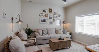 Cozy 2-bedroom cottage in family friendly neighborhood. Close to everything!