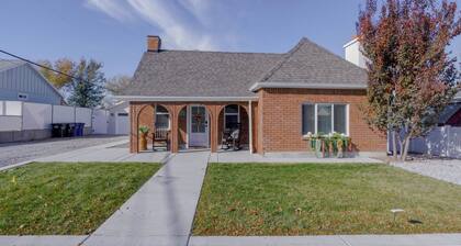Cozy 2-bedroom cottage in family friendly neighborhood. Close to everything!