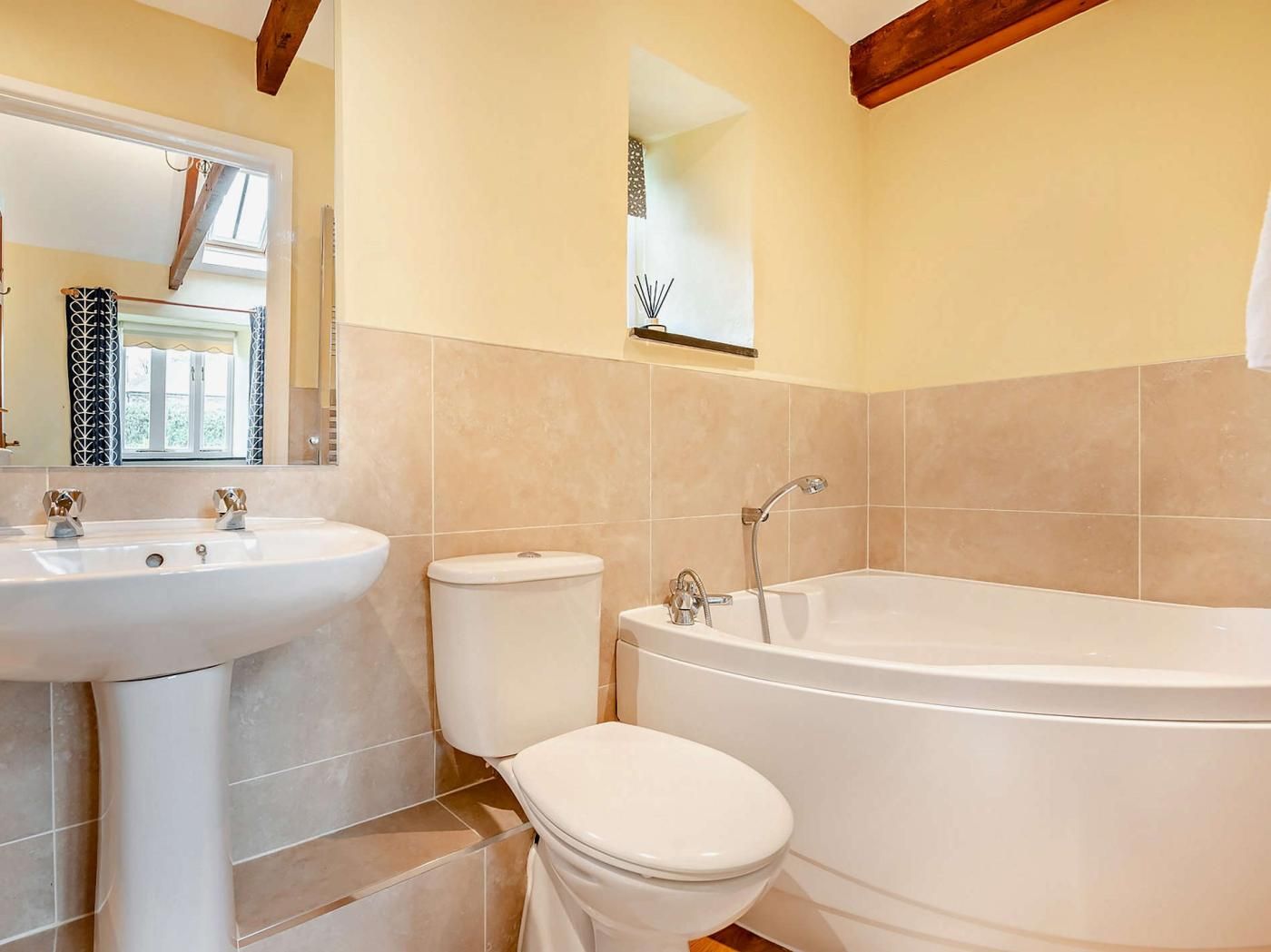 Ein Badezimmer mit Waschbecken, Toilette und Badewanne.
