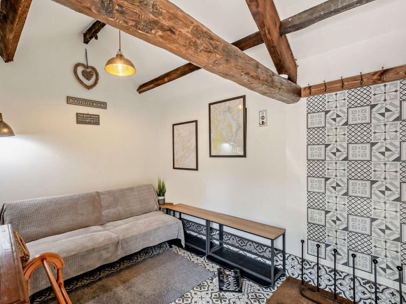 Ein gemütliches Zimmer mit einer Couch, einer Bank, einer Karte an der Wand und einem Schild für Haustiere.
