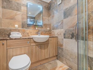 Bathroom - 3 Bed in Ambleside (oc-sz040) (Ambleside)