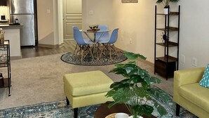 Una sala de estar moderna con comedor, cocina y pasillo.