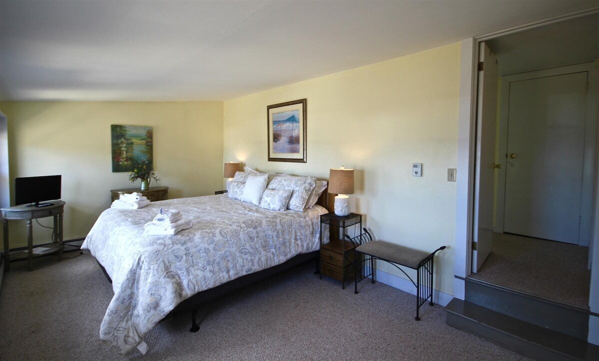 House, Multiple Beds (Lupine Cottage) | 2 bedrooms, individually decorated, individually furnished, bed sheets