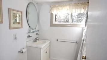 House, Multiple Beds (Lupine Cottage) | Bathroom | Towels