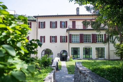 Diese Wohnung, die in einem restaurierten ehemaligen Kloster im Herzen von Bellinzona liegt, bietet 6 Schlafplätze, kostenloses WLAN, aktives Netflix und alles, was Sie für einen unvergesslichen Urlaub benötigen.Die Wohnung verfügt über einen hellen