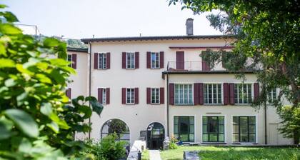 Diese Wohnung, die in einem restaurierten ehemaligen Kloster im Herzen von Bellinzona liegt, bietet 6 Schlafplätze, kostenloses WLAN, aktives Netflix und alles, was Sie für einen unvergesslichen Urlaub benötigen.Die Wohnung verfügt über einen hellen