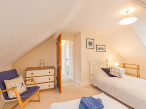 4 bedrooms, travel crib, WiFi (free), bed sheets