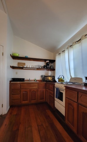 Private kitchen - Periwinkle Cabana - Cozy studio style cabana in Friendly Hopkins Village with AC (Hopkins)