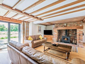 TV, fireplace - 5 Bed in Ashford (oc-76428) (Smarden)