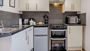 Oven, cookware/dishes/utensils - 1 Bed in Norwich (oc-76493) (East Harling)