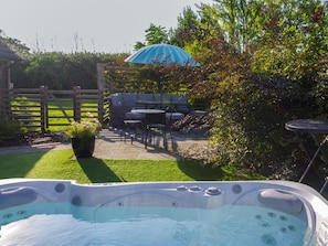 Outdoor spa tub - 4 Bed in Shaftesbury (oc-76544) (Twyford)