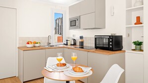 Coffee/tea maker, fridge, microwave, oven - Charming 1BR Sleeps 4 - Montorgueil (Paris)
