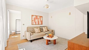TV, offices - Charming 1BR Sleeps 4 - Montorgueil (Paris)