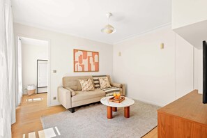 Living area - Charming 1BR Sleeps 4 - Montorgueil (Paris)