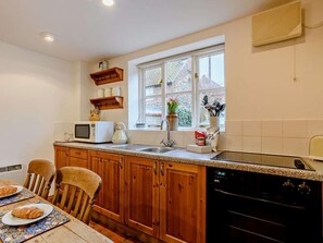Oven, cookware/dishes/utensils - 3 Bed in Wells-next-the-sea (oc-76562) (Warham)