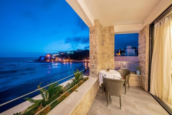 Habitación Deluxe doble, balcón, vistas al mar | Restaurante al aire libre