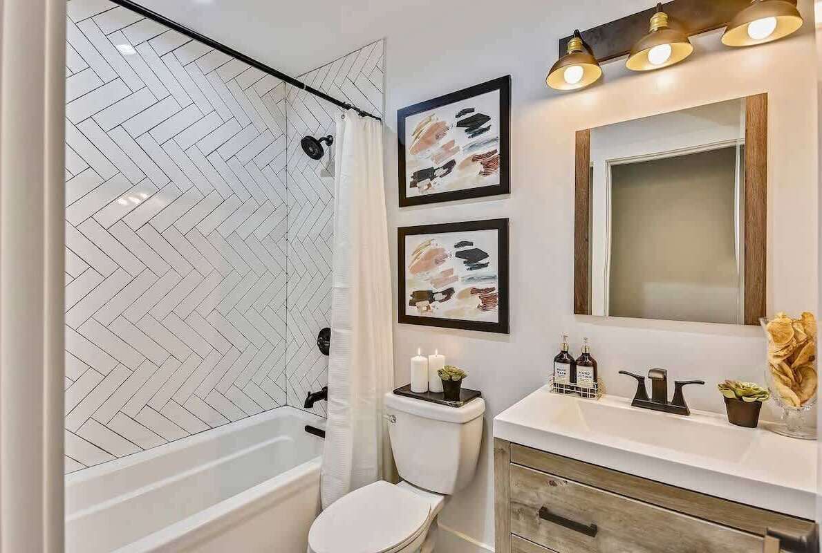 Shower, hair dryer, towels, shampoo