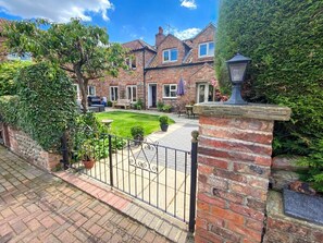 Exterior - 5 Bed in York (oc-77267) (Green Hammerton)