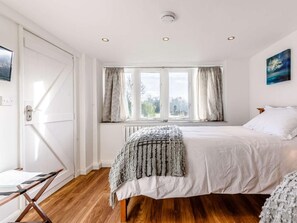 Travel cot, free WiFi, bed sheets - 3 Bed in Chippenham (oc-77334) (Chippenham)