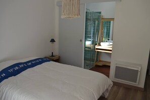 4 habitaciones, tabla de planchar con plancha y cuna de viaje 