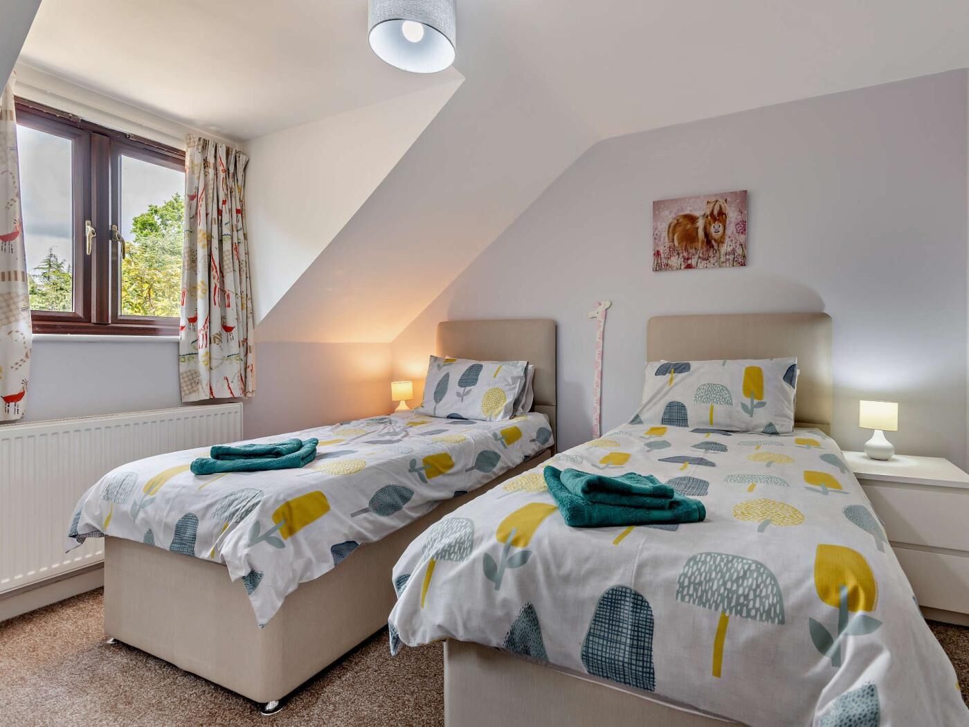 Ein Schlafzimmer mit zwei Betten, einem fenster mit Vorhängen, einer Deckenleuchte und einem Wandbild.