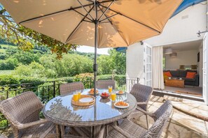 Outdoor dining - 3 Bed in Branscombe (oc-78002) (Branscombe)