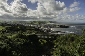 Une ville côtière avec un pont, des voies ferrées et une plage.
