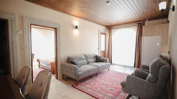 Comfort-Apartment, Balkon, Stadtblick | Wohnbereich