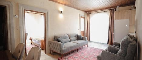 Departamento Confort, balcón, vista a la ciudad | Área de sala de estar