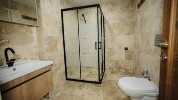 Apartamento Confort, balcón, vistas a la ciudad | Baño