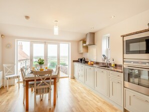 Microwave, oven, dishwasher, cookware/dishes/utensils - 2 Bed in Brancaster Staithe (oc-kt179) (Brancaster Staithe)
