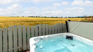 A hot tub with a view of a wheat field and a wooden fence. - 3 Bed in Crieff (oc-78313) (Madderty)