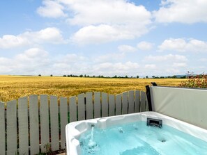 Outdoor spa tub - 3 Bed in Crieff (oc-78313) (Madderty)