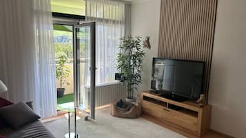 Tv, ett bordtennisbord och en stereo