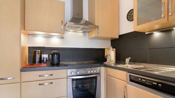 Coffee/tea maker, fridge, microwave, oven