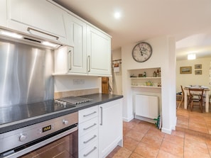Oven, dishwasher, cookware/dishes/utensils - 2 Bed in Syderstone (oc-kt146) (Syderstone)