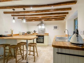 Oven, dishwasher, highchair, cookware/dishes/utensils - 1 Bed in Holt (oc-78233) (Cley next the Sea)
